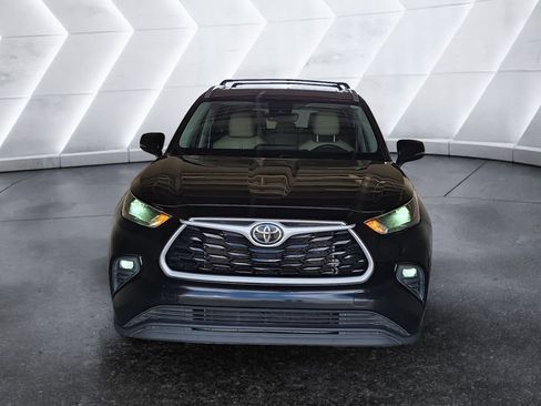 Used 2023 Toyota Highlander XLE image 2