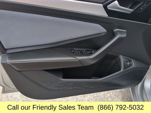 Used 2025 Volkswagen Jetta SE FWD image 12