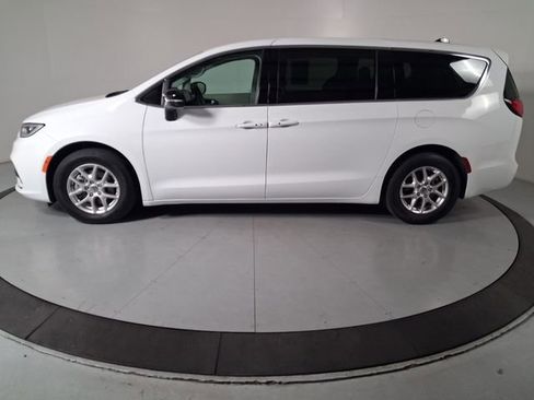 Used 2024 Chrysler Pacifica Touring-L FWD image 7