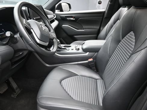Used 2025 Toyota Highlander XSE AWD/4WD image 19