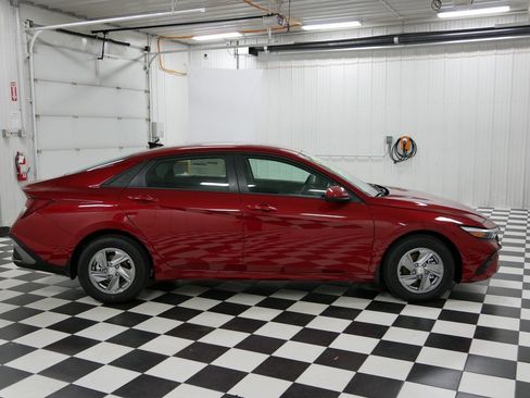 New 2025 Hyundai Elantra SE image 2