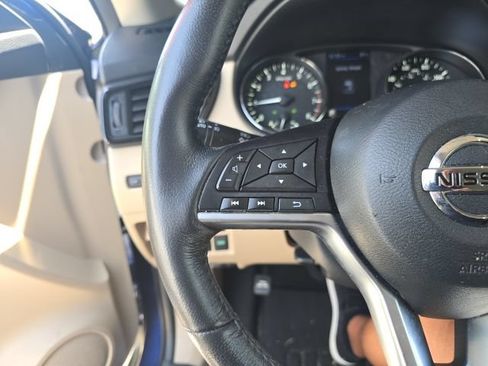 Used 2018 Nissan Rogue SV w/ Premium Package FWD image 16