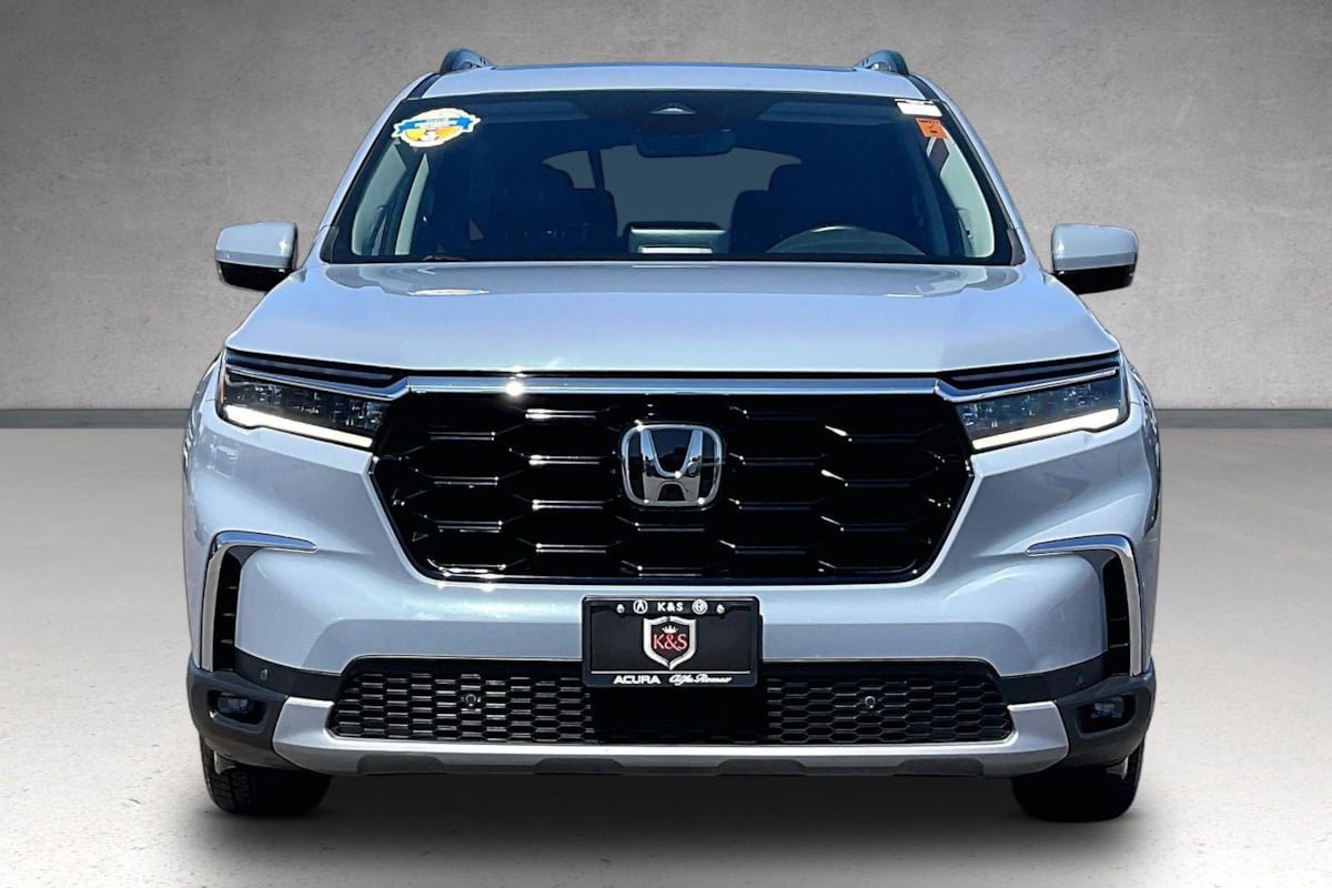 Used 2023 Honda Pilot Touring image 3