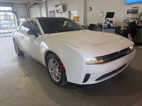 Used 2025 Dodge Charger R/T w/ Quick Order Package 25M R/T image 2