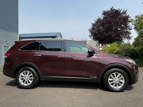 Used 2017 Kia Sorento AWD image 4