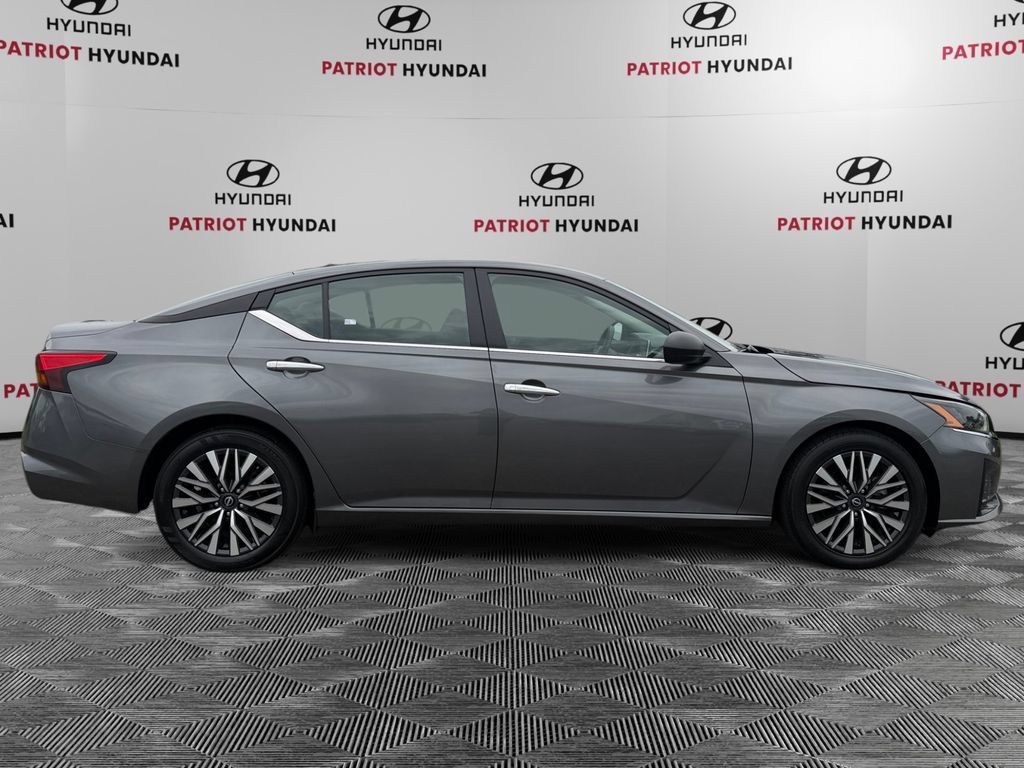 Used 2025 Nissan Altima 2.5 SV FWD image 2
