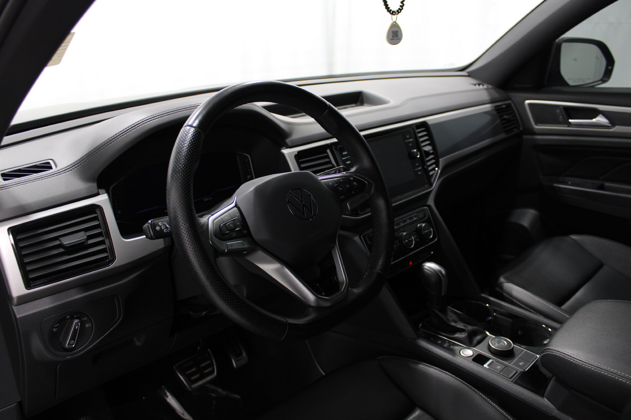 Used 2020 Volkswagen Atlas Cross Sport SEL R-Line AWD/4WD image 12