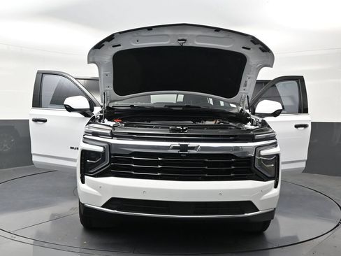 Used 2025 Chevrolet Suburban LS RWD image 32