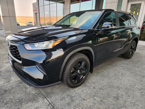 Used 2023 Toyota Highlander LE AWD/4WD image 3