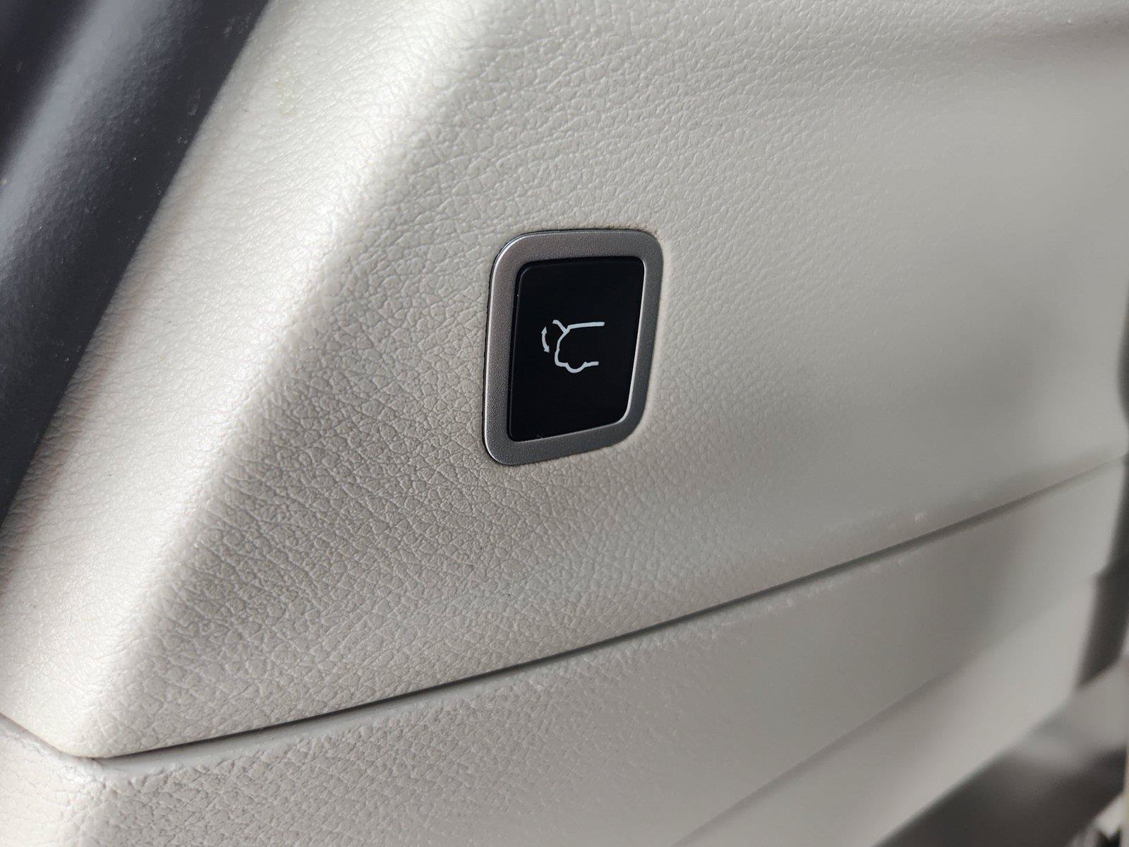 Used 2024 Chrysler Pacifica Touring-L FWD image 7