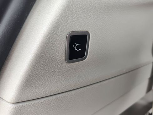 Used 2024 Chrysler Pacifica Touring-L FWD image 7