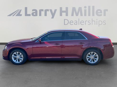 Used 2022 Chrysler 300 Touring image 2