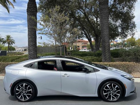 Used 2023 Toyota Prius Prime Premium FWD image 13