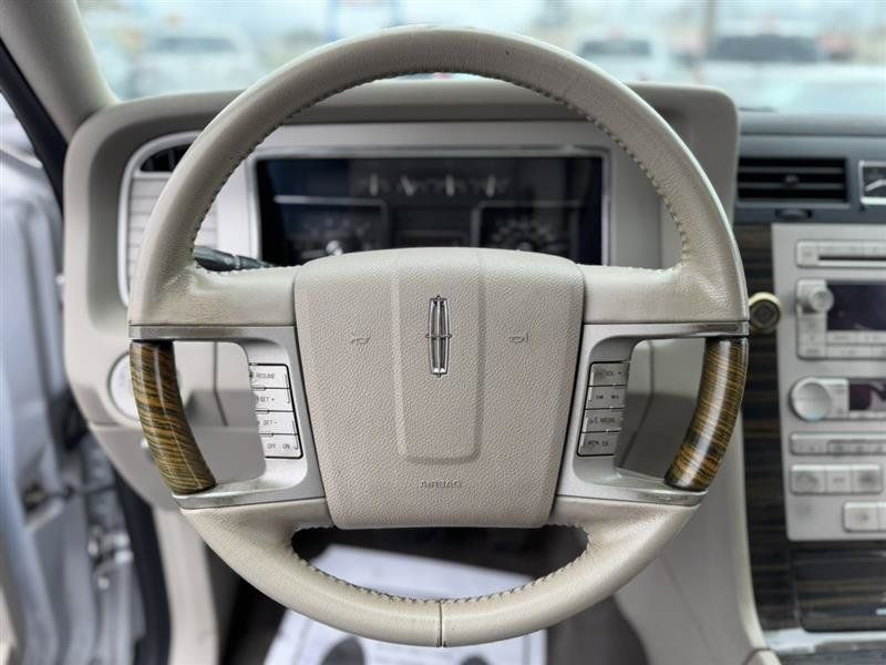 Used 2010 Lincoln Navigator 4WD image 29