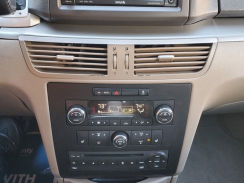 Used 2012 Volkswagen Routan SEL image 10