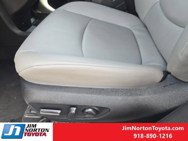 Used 2026 Toyota Sienna XLE FWD image 25
