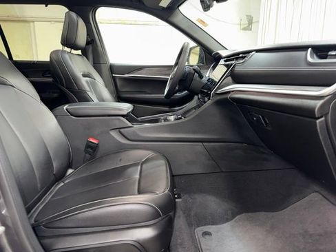 Used 2024 Jeep Grand Cherokee Limited w/ Luxury Tech Group II AWD/4WD image 23