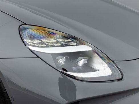 Used 2025 Aston Martin V8 Vantage Coupe image 18