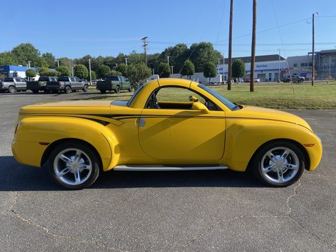 Used 2004 Chevrolet SSR w/ Preferred Equipment Group RWD image 4