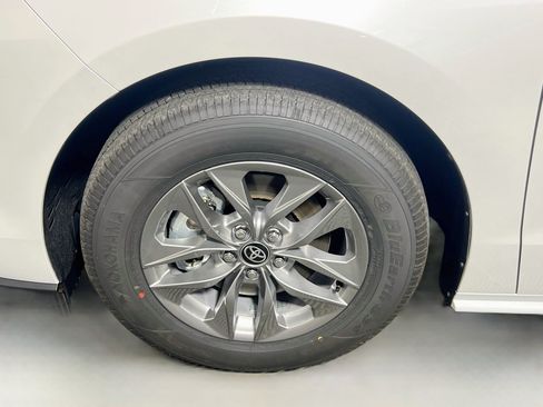 Used 2026 Toyota Sienna XLE FWD image 13
