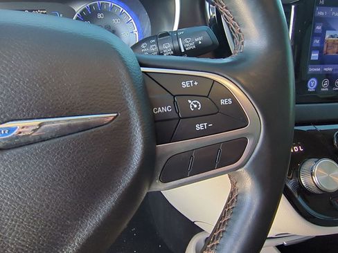 Used 2017 Chrysler Pacifica Touring-L image 26