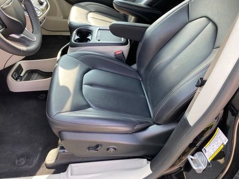 Used 2023 Chrysler Pacifica Touring-L FWD image 15