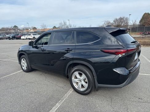 Used 2024 Toyota Highlander LE image 4