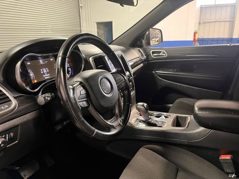 Used 2020 Jeep Grand Cherokee Laredo image 23