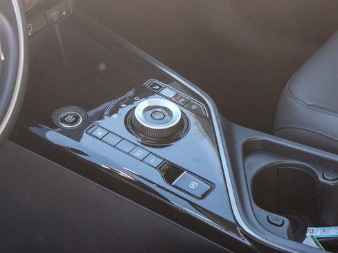 Used 2023 Kia Niro EX image 22