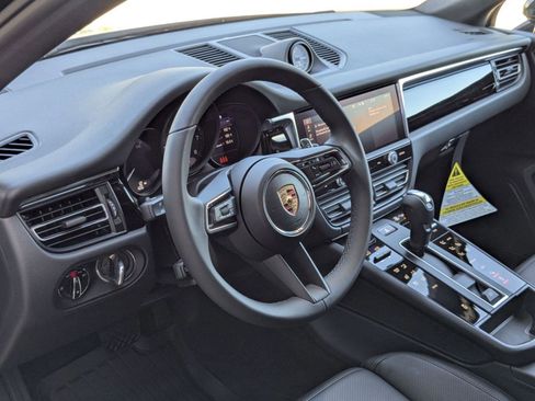 Certified 2025 Porsche Macan image 4