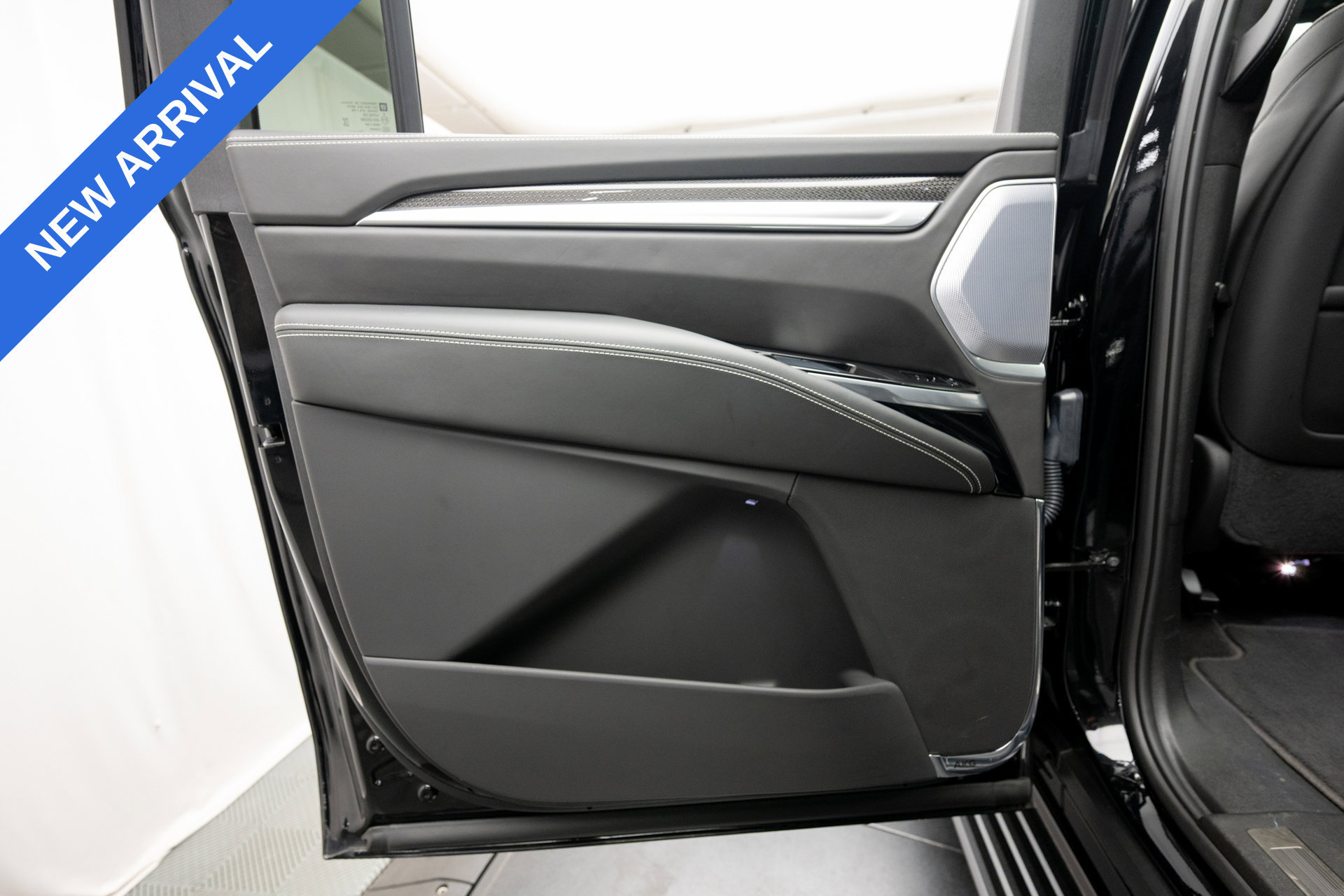 Used 2026 Cadillac Escalade ESV V w/ LPO, ONYX Package AWD/4WD image 39