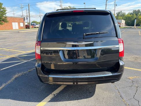 Used 2015 Chrysler Town & Country Touring w/ Driver Convenience Group FWD image 8