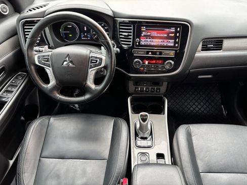 Used 2019 Mitsubishi Outlander 4WD Plug-In Hybrid image 12