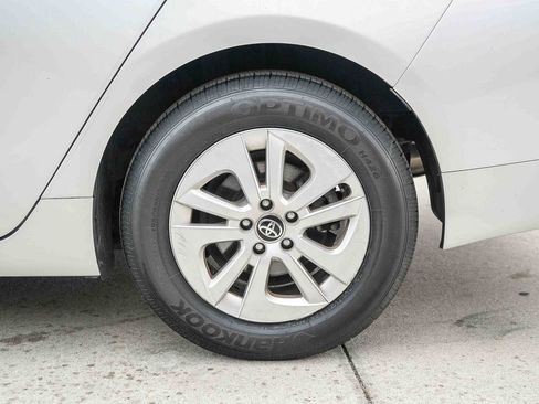 Used 2016 Toyota Prius Two w/ Preferred Accessory Package FWD image 10