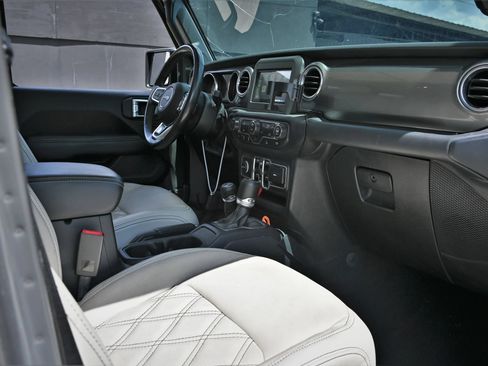 Used 2019 Jeep Wrangler Unlimited Sahara AWD/4WD image 20