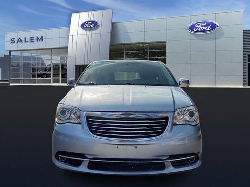 Used 2016 Chrysler Town & Country Limited Platinum FWD image 7