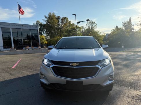 Used 2021 Chevrolet Equinox LT w/ Driver Convenience Package image 4