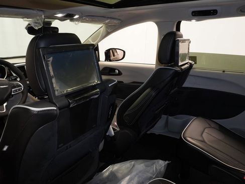 New 2023 Chrysler Pacifica Limited w/ Uconnect Theater Family Group image 19