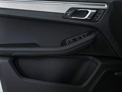 Certified 2026 Porsche Macan AWD/4WD image 6