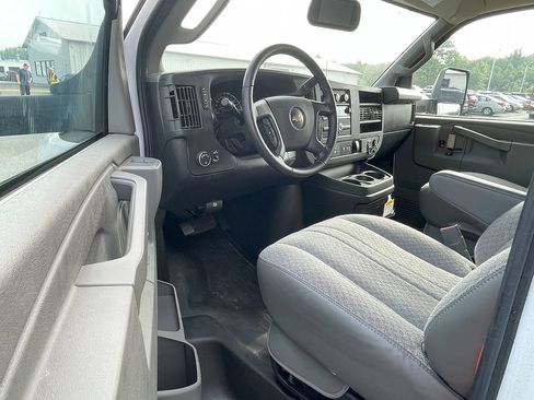 Used 2022 Chevrolet Express 3500 CUTWAY w/ Power Convenience Package image 25