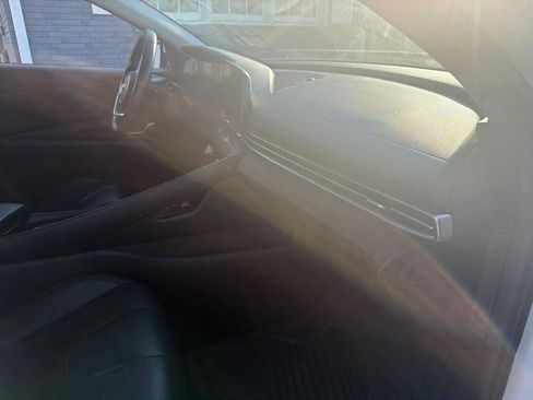 Used 2022 Hyundai Elantra Limited FWD image 17