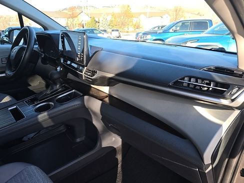 Used 2023 Toyota Sienna LE image 7