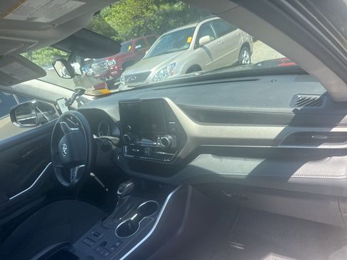 Used 2023 Toyota Highlander LE AWD/4WD image 14