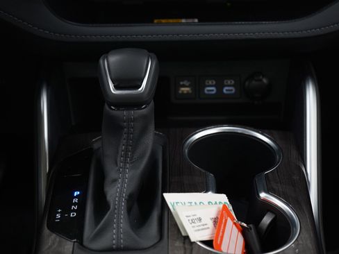 Used 2025 Toyota Highlander Platinum image 19