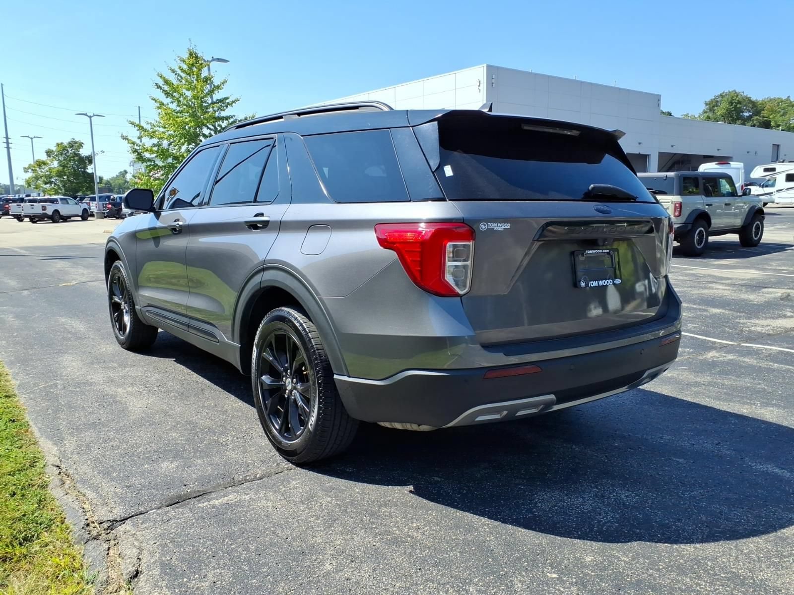 Used 2021 Ford Explorer XLT w/ Equipment Group 202A AWD/4WD image 8
