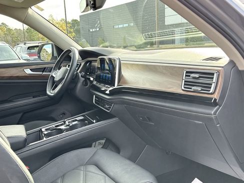 Used 2024 Volkswagen Atlas SE image 29