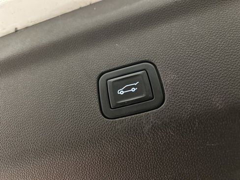 Used 2021 GMC Yukon XL SLT w/ SLT Luxury Plus Package image 16