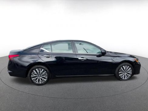 Used 2025 Nissan Altima 2.5 SV FWD image 15