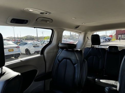 Used 2024 Chrysler Pacifica Touring-L image 24