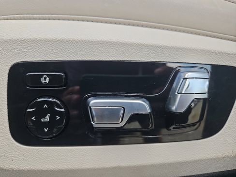 Used 2024 BMW X7 M60i w/ Executive Package image 25